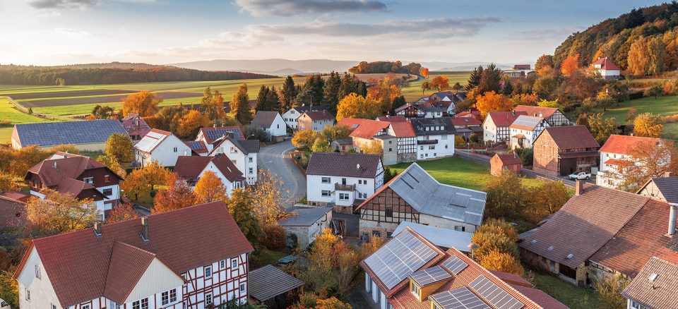 Herbstliche Dorfansicht mit Häusern