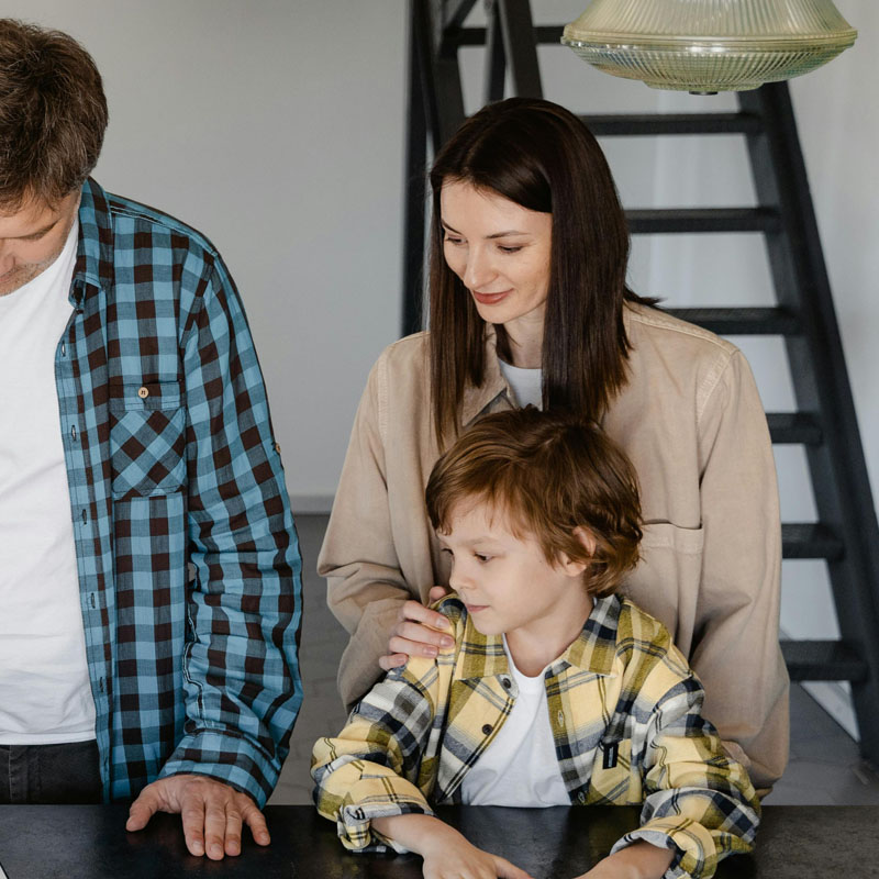 Familie am Tisch zusammen