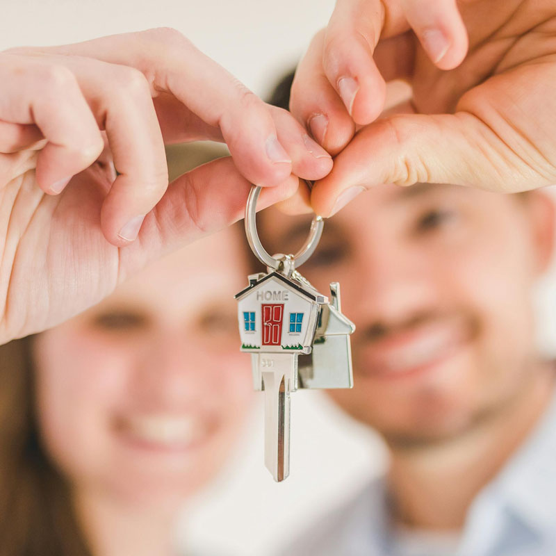 Hausschlüssel in Händen gehalten